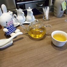 この烏龍茶はサービスです。