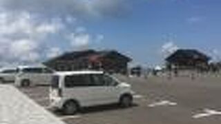 手前の駐車場がよいです