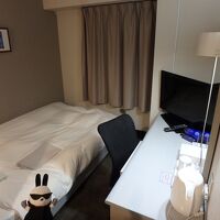 宿泊したシングルルーム。１人利用であれば狭いことはない