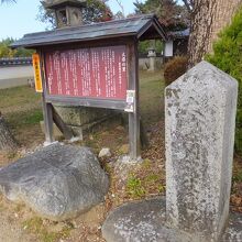 道路に面してこの看板。