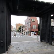 池上本門寺総門から望む寶屋