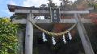 けっこう石段を登ります。