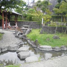 足湯の近くはちょっとした庭園風です