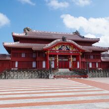 首里城正殿は、青い空と床の模様でうっとりするほど美しかった。