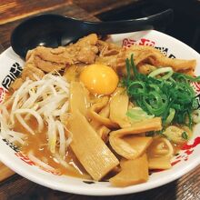 肉玉中華は1000円　大盛無料