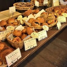 店内に並んだパンたち。