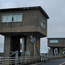 橋に沿って十数機の水門が並んでいる様子は壮観です