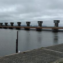 橋に沿って十数機の水門が並んでいる様子は壮観です
