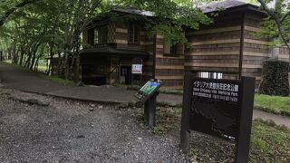 自然と調和した建物