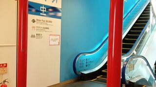 エスカレーター前に鳥居