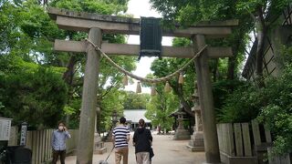 商店街沿いにあります