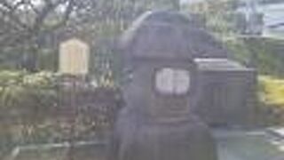 石灯篭 (胎内くぐりの灯籠)