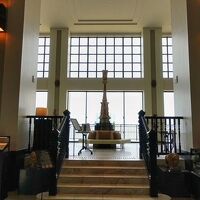 エントランスから入ったところ、階段上はティーラウンジ。