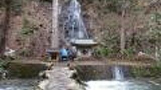 岩の間から流れ落ちるきれいな滝