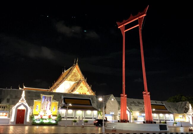 赤い大鳥居が目を引くお寺