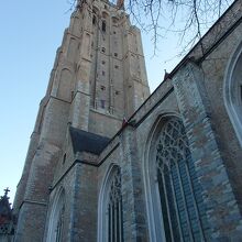 高さ122メートルの塔を見上げて