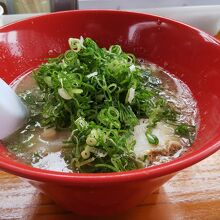 とんこつラーメンに青ねぎをトッピング