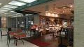 奈良駅前ホテル日航奈良の中です。ケーキもあります。