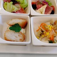 小鉢に分けられたおかず