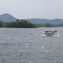 遊覧船が航行しています