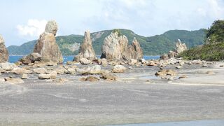 海中に列をなす岩柱