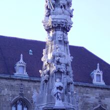 この広場にある三位一体の像