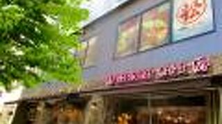 ピンクの像が目印