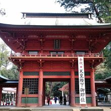 日本三大楼門の1つだそうで、朱色が映える立派なものでした