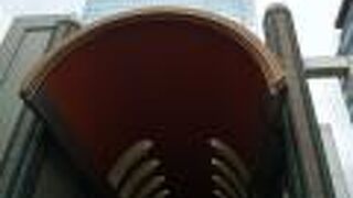 駅前のビルです。