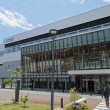 飯山駅構内の1階にあります