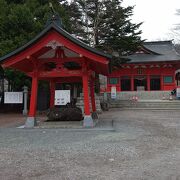 湖畔の神社