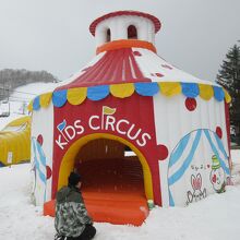 エアバルーンのおうちの中で跳ねたり･･･