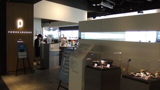 飛行機が近くに見えます