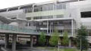 電車乗り場が２階建の駅です。