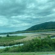 川幅ほどの水量はなく、ゆったりと流れる川