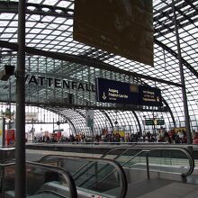 ベルリン中央駅の地上プラットフォーム