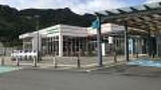 売店はファミマ、フードコートは魁力屋