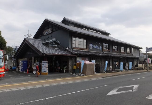 奈良ホテル目の前。車と観光バス団体がメインのようです。