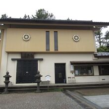 ２体の即身仏を祀る即身仏堂