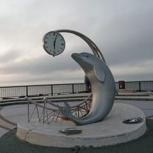 イルカのオブジェがある』by とらお｜恵山泊漁港公園のクチコミ
