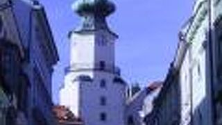 時計塔になっている門