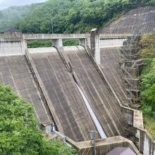 ダムの前に架かる橋より撮影