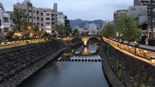 ホントに川面に映って眼鏡の形になるんですね