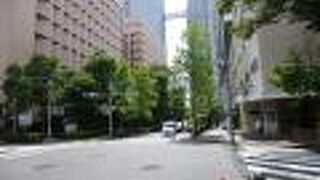 通り沿いには碑が残っています