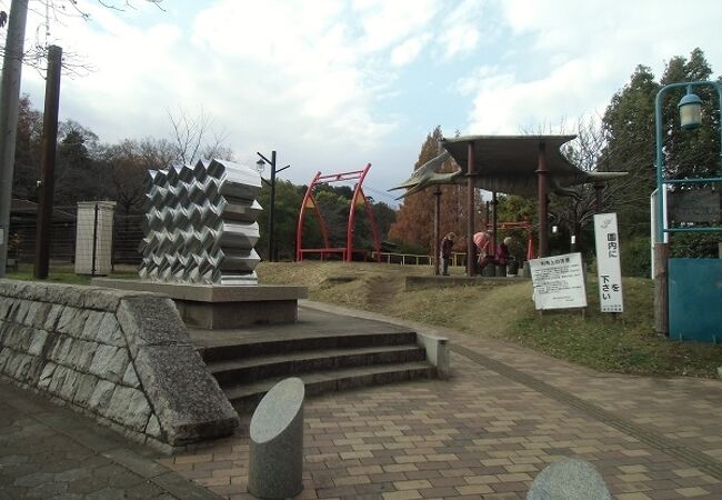 公園脇の遊歩道とともに埼玉県の名勝に指定されています