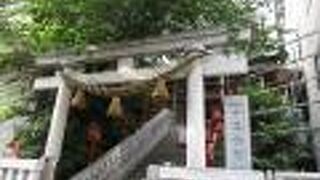 港七福神の宝船石像があります。