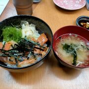 堺町通りにお店があってワンコインで海鮮丼が食べられるお店