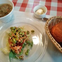 手頃なランチはメインにスープ、サラダ、パン、コーヒー付！