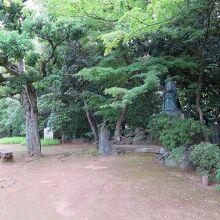 突き当りの築山には「大隈綾子銅像」と「田中穂積銅像」