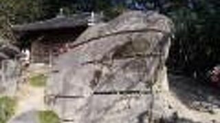 お堂の前の烏帽子岩がすごい